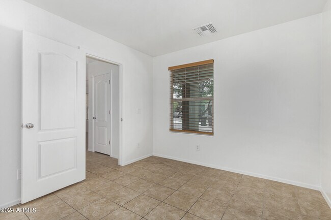 Building Photo - 2261 S Ponderosa Dr