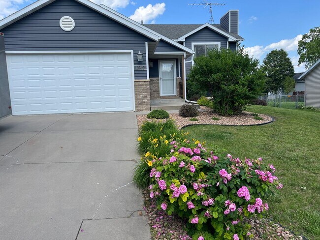 Building Photo - Beautifully Updated 4-Bed Home in Prime NW...