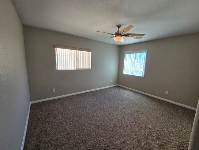 Building Photo - A Spacious 4 Bedroom House in Iron Mountai...