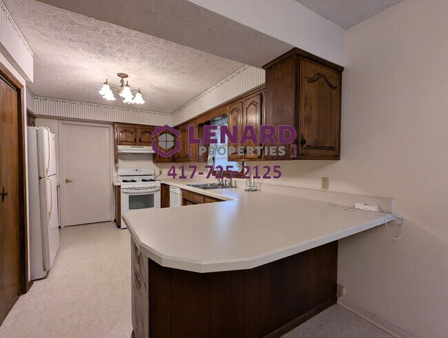 Building Photo - Spacious 3 Bedroom Home!