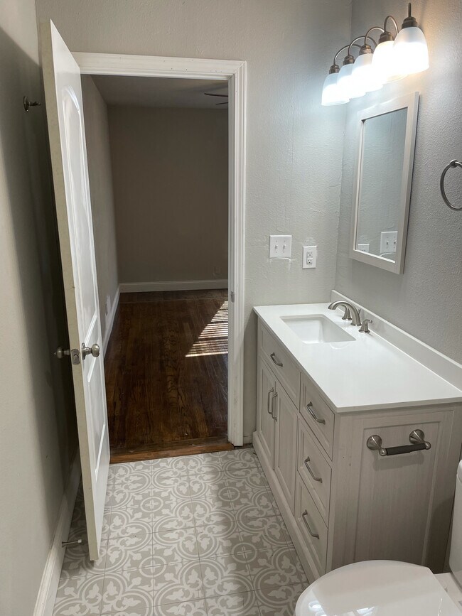 Building Photo - 613 S Andrews Ave