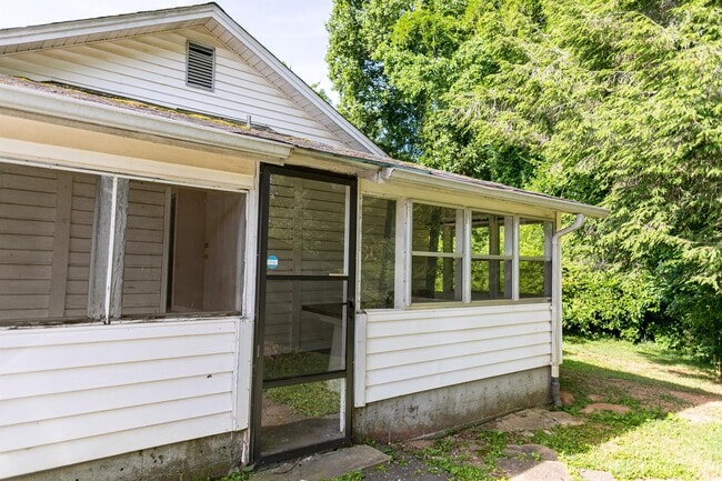 Building Photo - 115 E Parker Rd