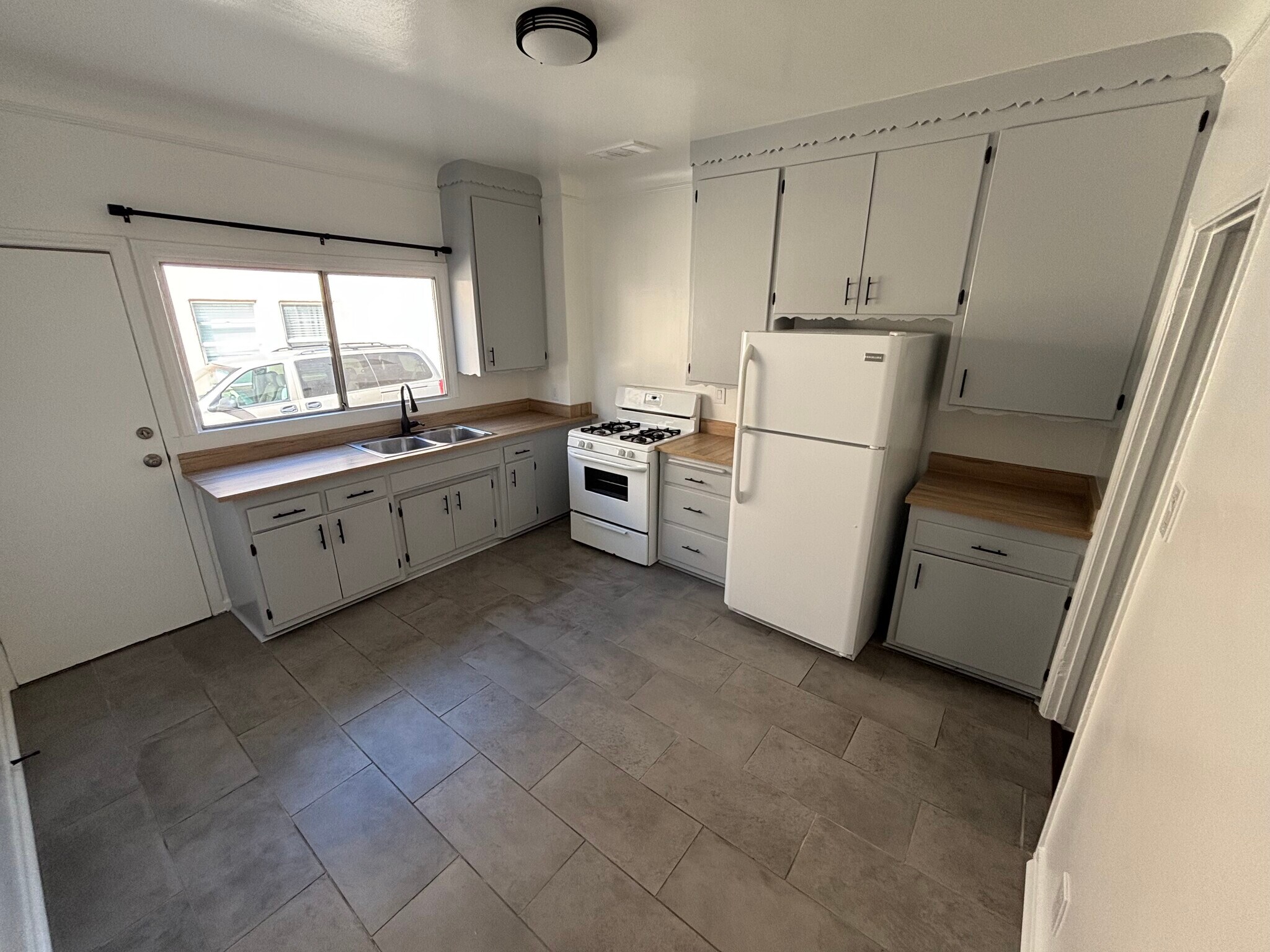 Building Photo - 5137 1/2 W 21st St