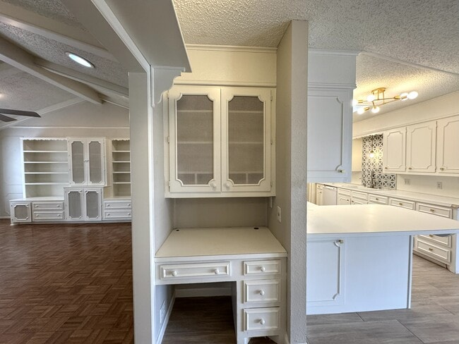 Building Photo - 2405 Stutz Pl