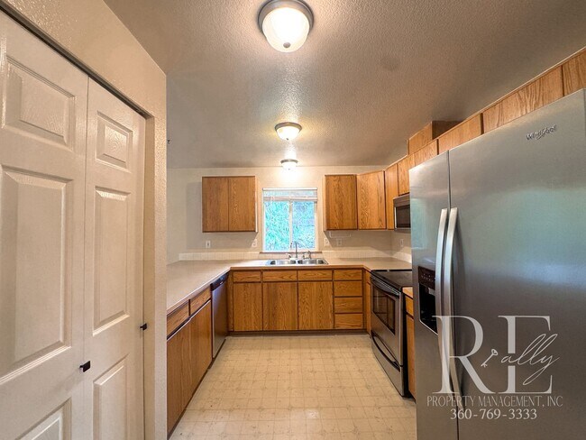 Building Photo - Peaceful End-of-Street Duplex with Private...