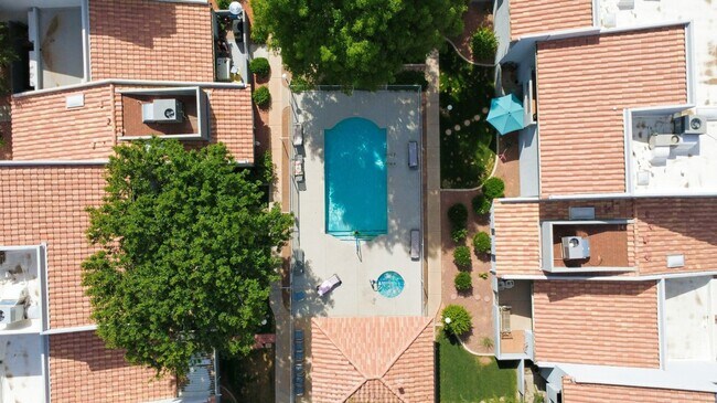 Building Photo - Fully Updated 2 Bed Mesa Condo | Quartz Counters + Pool & Spa