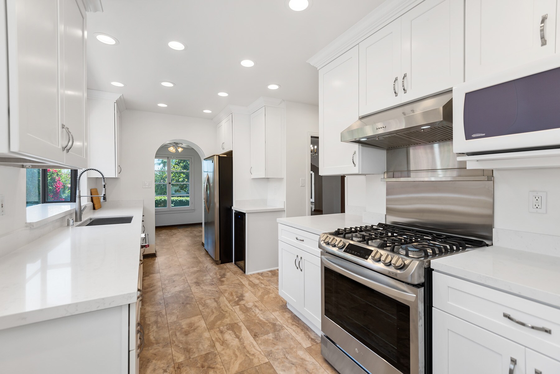 Building Photo - 10733 Wellworth Ave