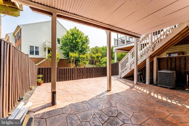 Building Photo - 43627 Pickett Corner Terrace