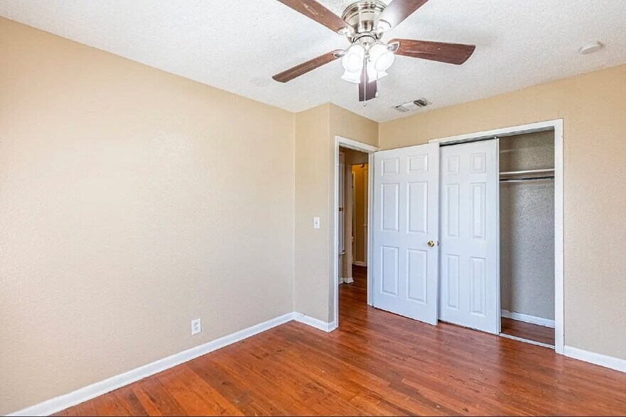 Building Photo - 215 Legion Dr W