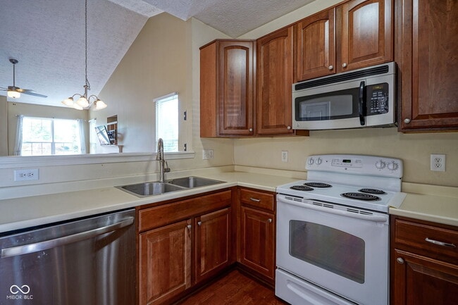 Building Photo - 952 Helston Ave