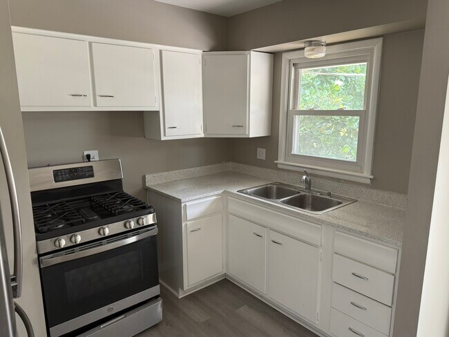 Building Photo - 5546 N Woodland Ave