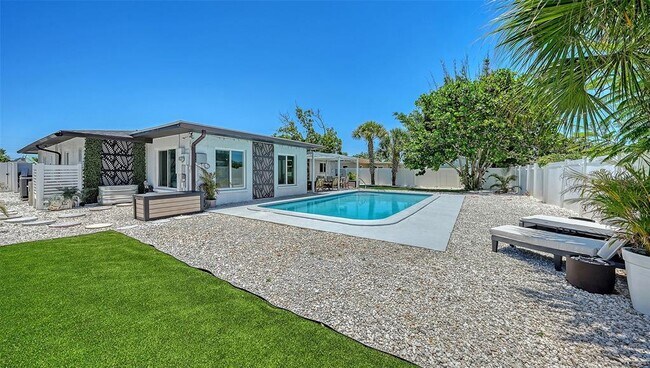 Building Photo - 1302 Mango Ave