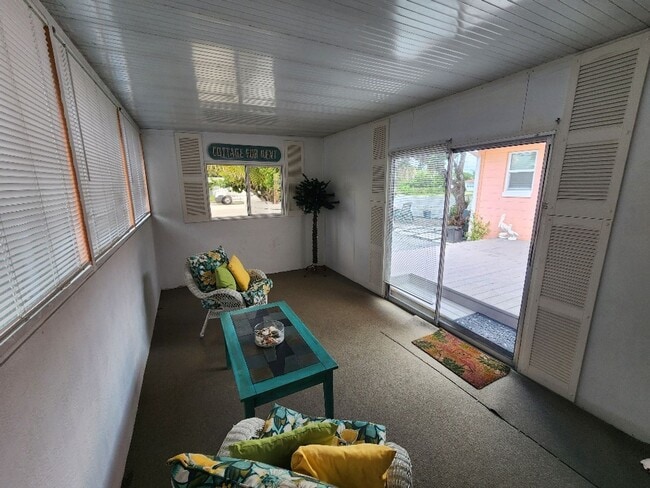 Building Photo - 2006 Hill St