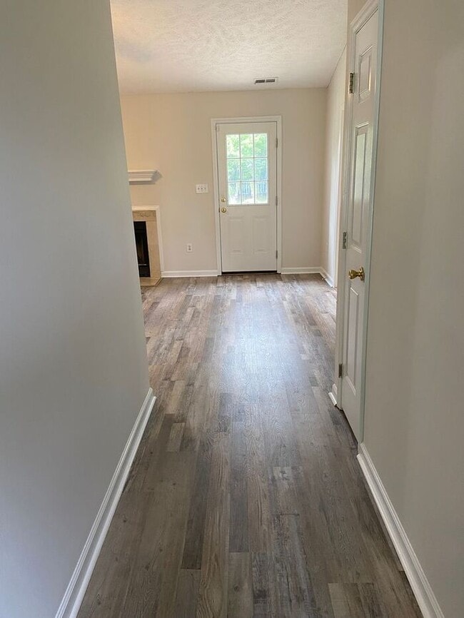 Building Photo - 3 Bedroom/3 Bath Ranch Close to Fort Liberty