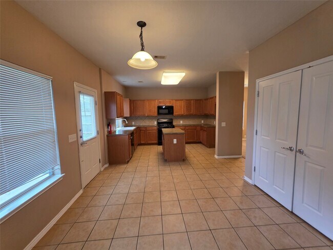 Building Photo - 915 Butterfly Ln