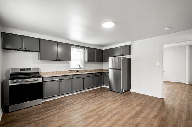 Building Photo - NEWLY RENOVATED! 3 BED / 1.5 BATH HOUSE IN...