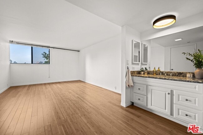 Building Photo - 10535 Wilshire Blvd