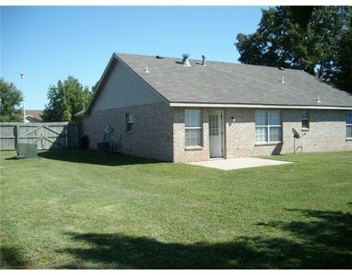 Building Photo - 671 Victoria Pl