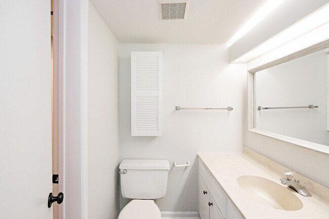 Building Photo - Four Seasons Condo Near Rt 29 Shopping & Dining