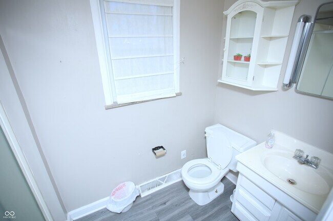 Building Photo - 150 E Beechwood Ln