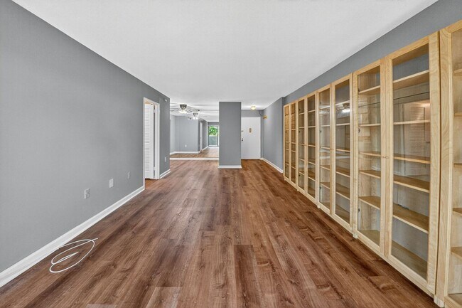 Building Photo - Water, Gas, Electric Utilities included in rent! Available Now! 1 Bed / 1 Bath Condo in the heart...