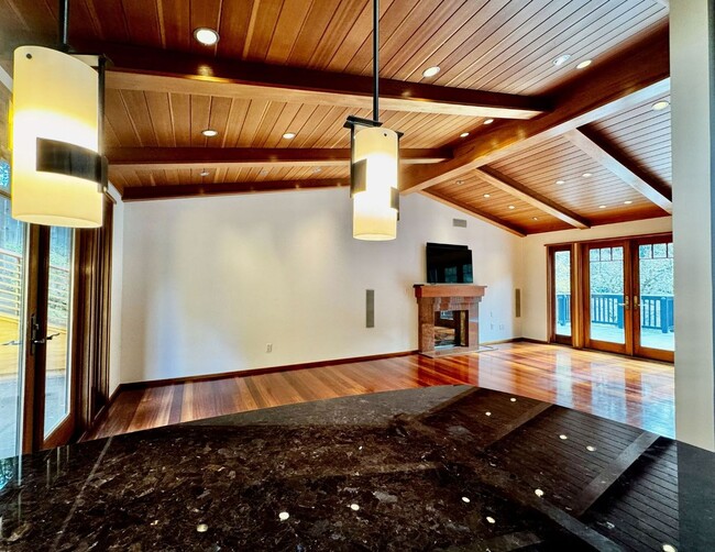 Building Photo - Private. Polished. Perfectly Larkspur.