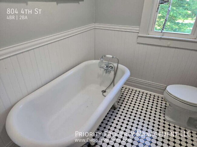 Building Photo - 804 4th St