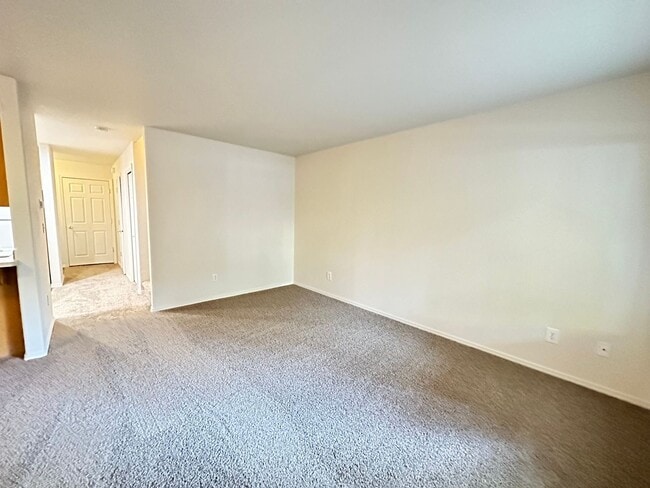 Building Photo - CHECK OUT THIS SPACIOUS TOWNHOUSE IN REDMO...