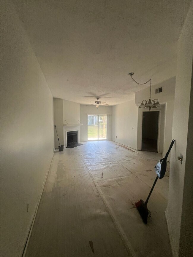 Building Photo - Coming Soon, Ground unit! 2 BR Central Col...