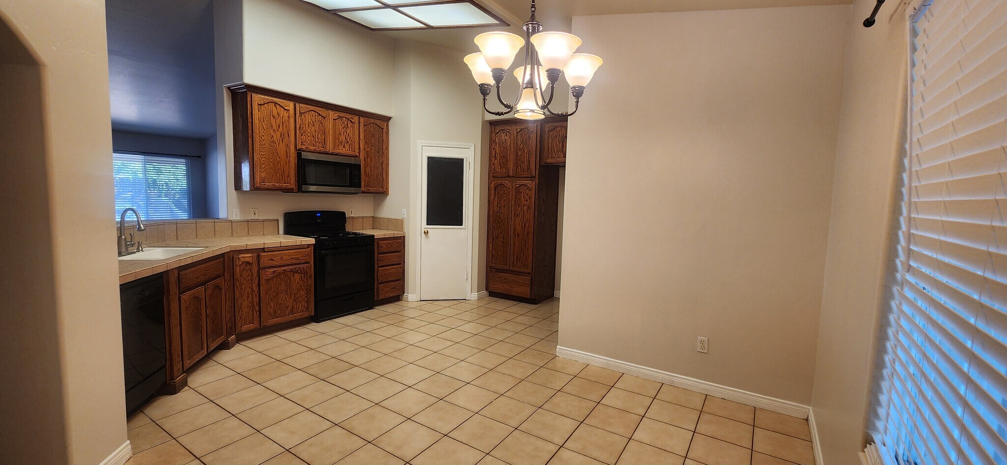 Building Photo - 9810 Manhattan Dr