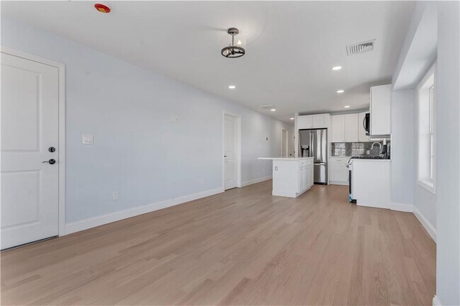 Building Photo - 10 Anthony Ave