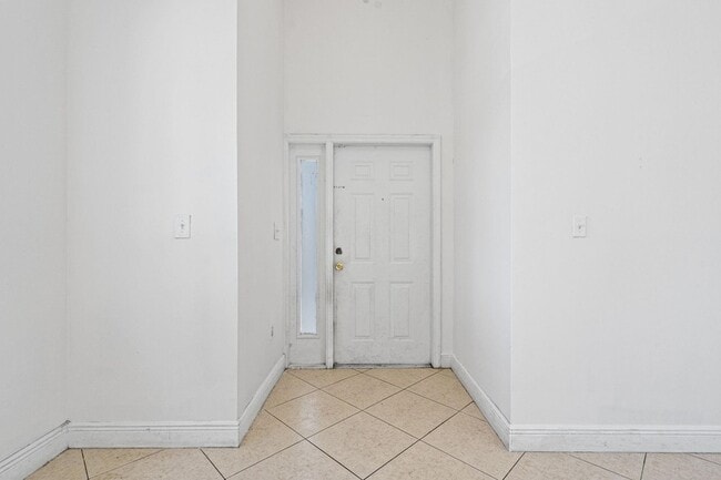 Building Photo - 2552 NE 41st Ave
