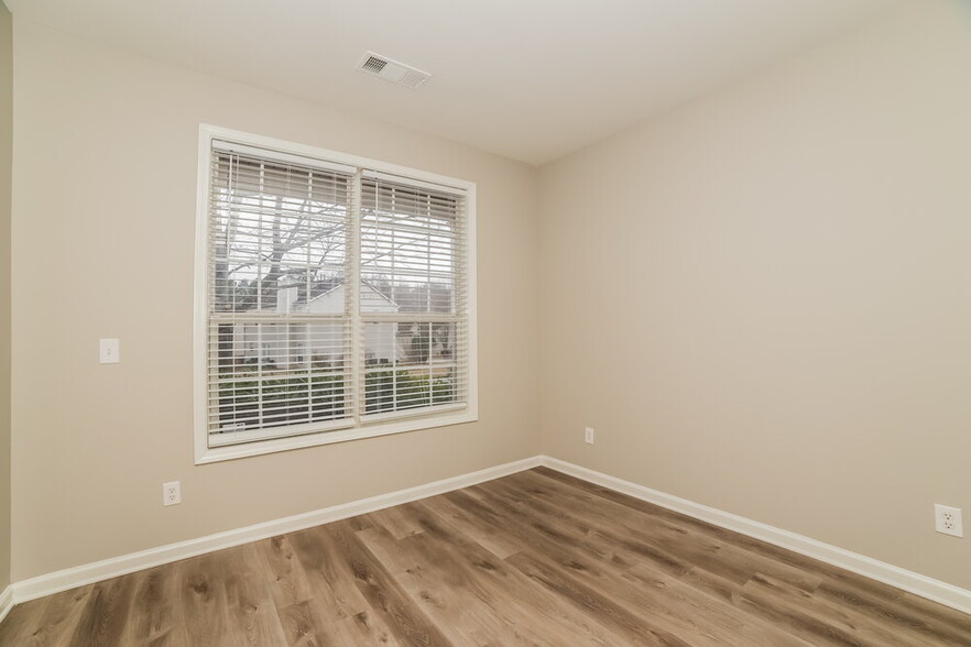 Building Photo - 1610 Silver Oak Dr