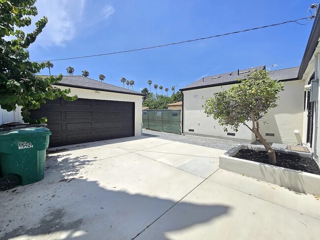 Building Photo - 6327 California Ave