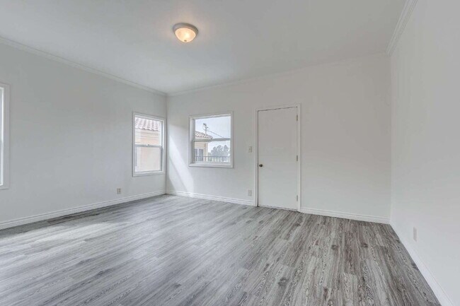 Building Photo - Stylishly Renovated Retro Duplex in the He...
