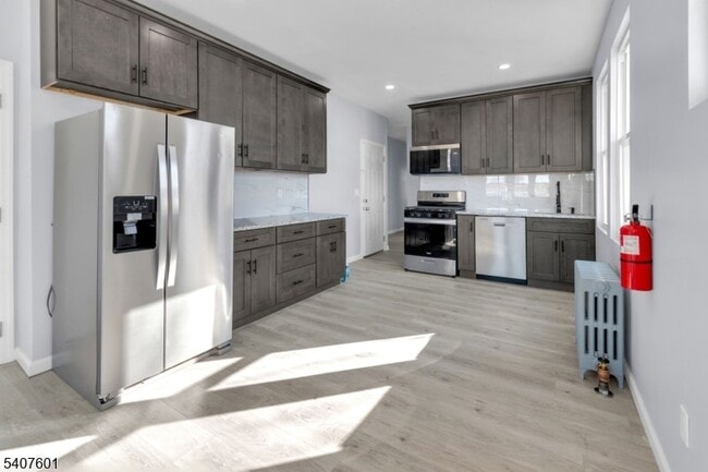 Building Photo - 918 Pennington St