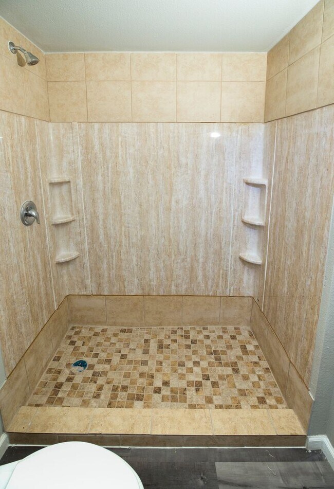 Building Photo - 3/2 - Walking distance to campus