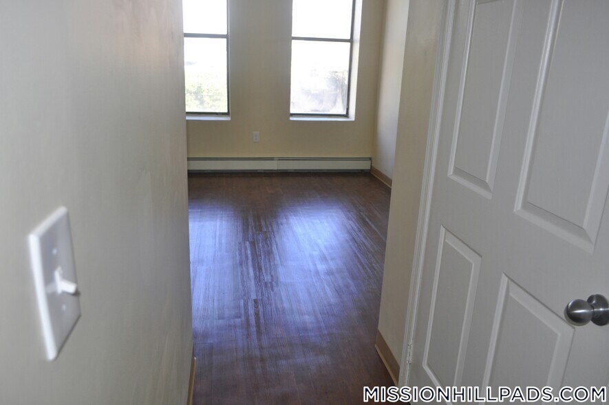 Building Photo - 13 Ruggles St