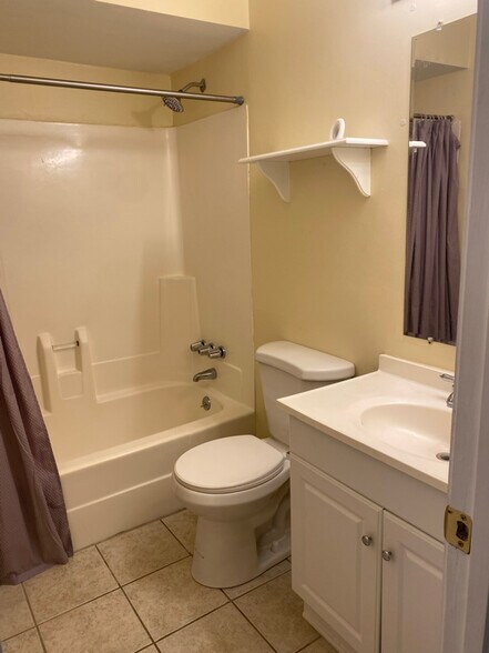 Building Photo - 400 Cambridge Cir