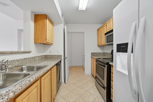 Building Photo - Beautifully maintained 1-story condo in Resort Style Community!