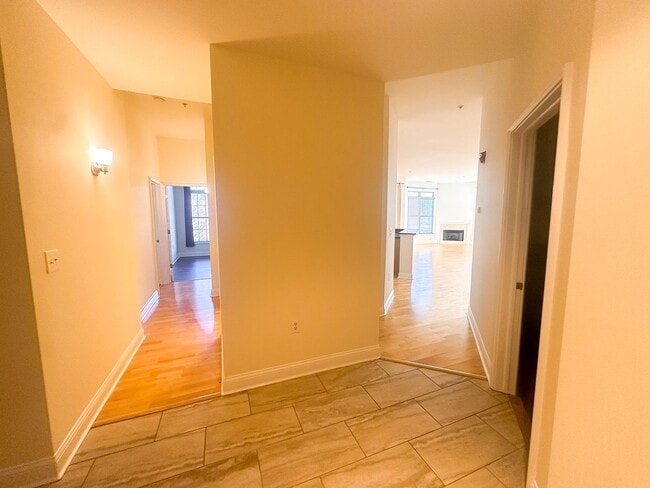 Building Photo - 450 E Ohio Unit 117