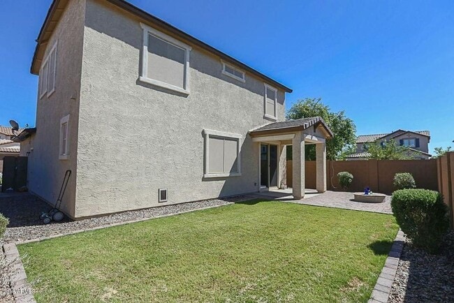 Building Photo - Stunning 3 bedroom plus Den with 2.5 bathrooms. Come, show & rent today!!!  End property!!!  Good...