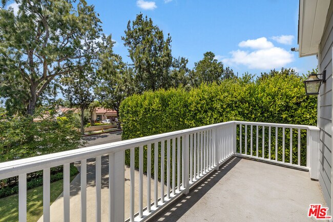 Building Photo - 1147 Centinela Ave