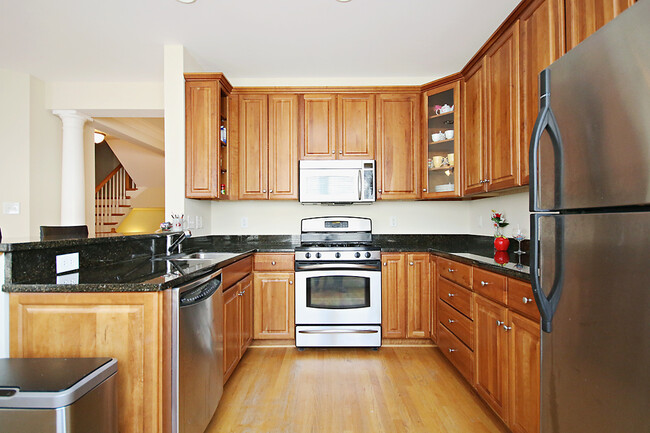 Building Photo - Light-filled Glenwood Station Townhome