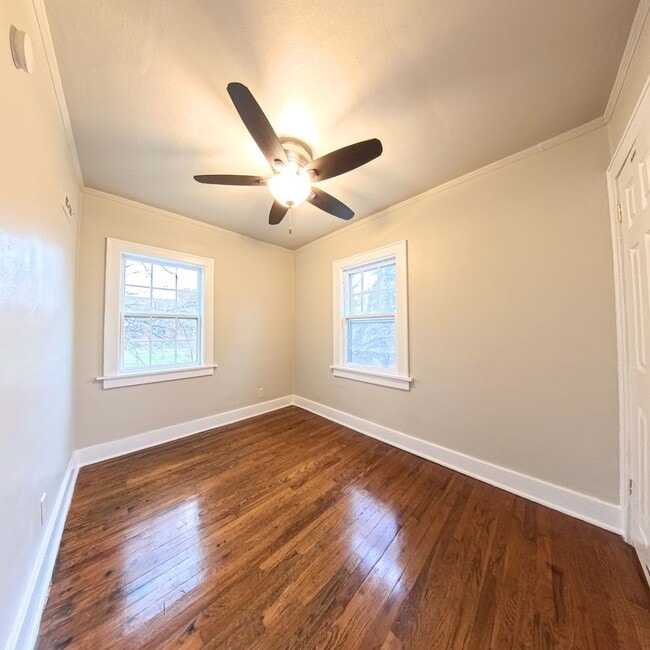 Building Photo - Beautiful 3 bedroom 1 bathroom home