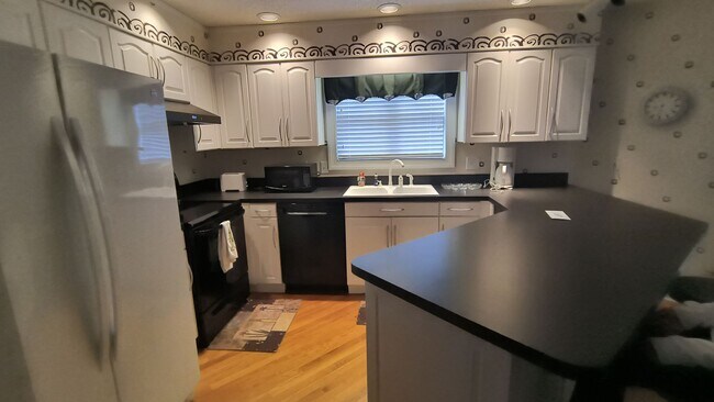 Building Photo - 423 Brightwood Dr