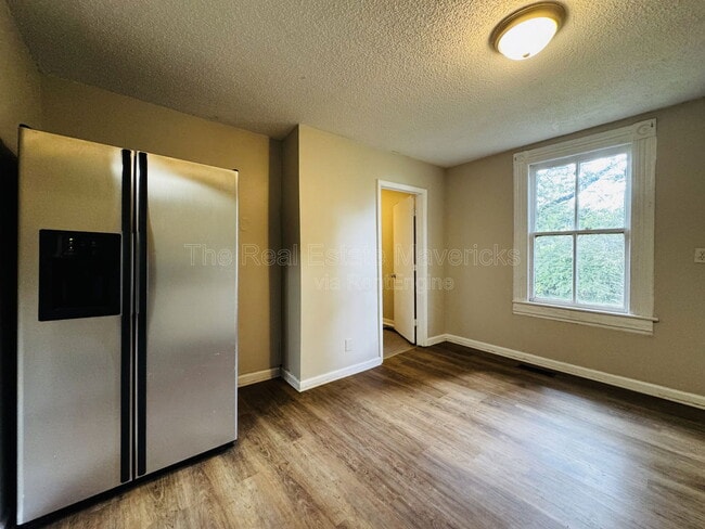 Building Photo - 2208 Duncan Ave