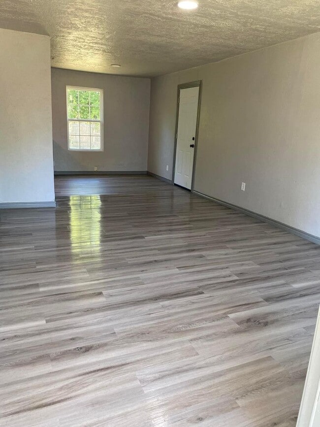 Building Photo - 2308 NW 19th- AVAILABLE NOW!