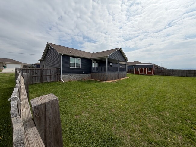Building Photo - 605 Strawberry Dr