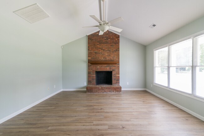 Building Photo - 578 Tryon Pl